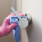 Alcool ménager pour éradiquer les germes des poignées de porte